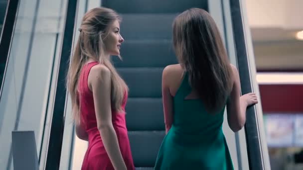 Meninas Até Escada Rolante Shopping Falando — Vídeo de Stock