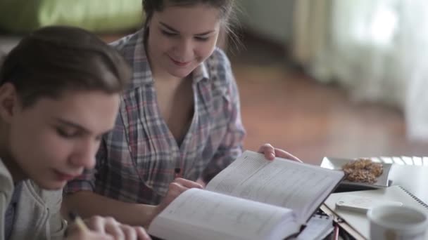 Jeunes étudiants se préparant aux examens — Video
