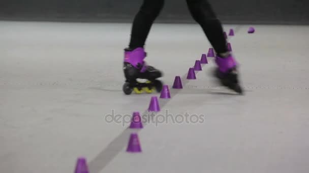 O cavaleiro nos rolos mostra alguns truques no rollerdrome — Vídeo de Stock