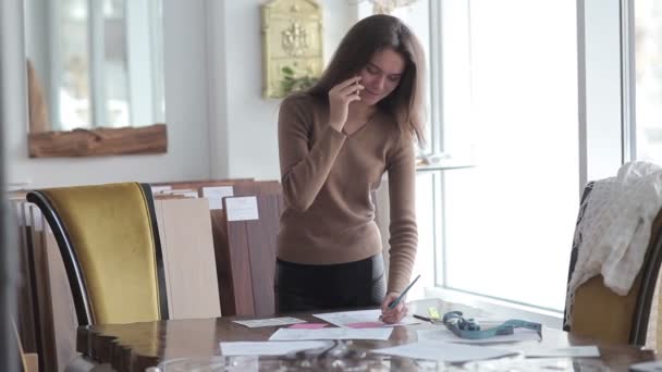 Mujer Dibuja Habla Por Teléfono Trabajador Haciendo Dibujos Sobre Papel — Vídeos de Stock