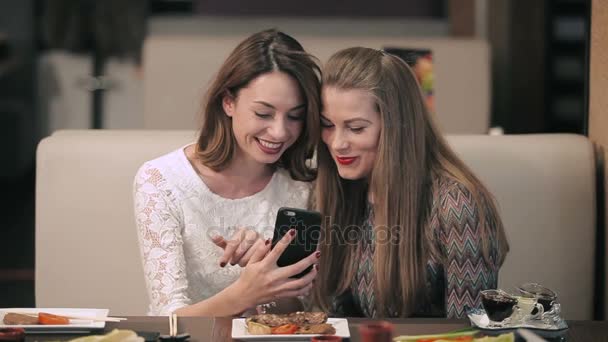Mujeres engañando mientras haciendo selfie — Vídeos de Stock