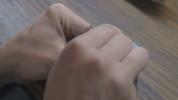 Homme spinning vape dans les mains — Video