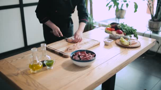 Professionele chef-kok voorbereiding van vlees — Stockvideo