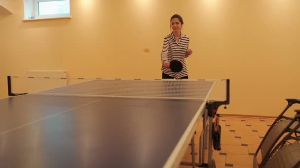 Dvojice hraje ping-pong — Stock video