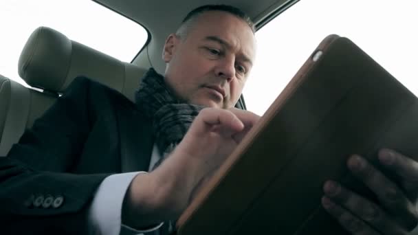 Hombre usando una tableta — Vídeo de stock