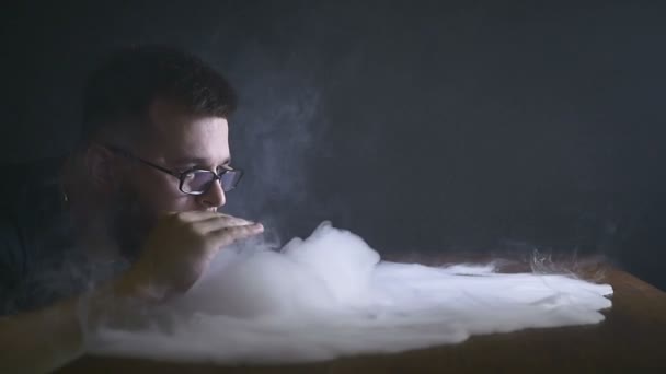アーク プラズマ蒸着法で髭の男 — ストック動画