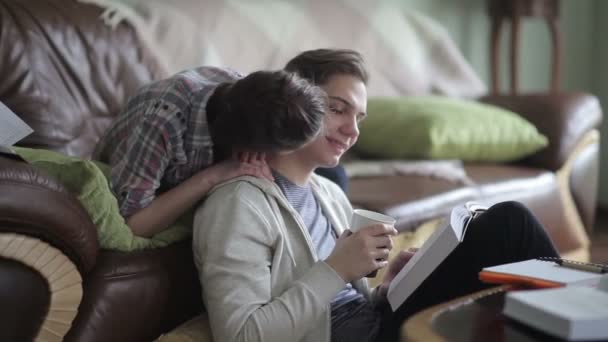 Estudiantes estudian en casa — Vídeos de Stock
