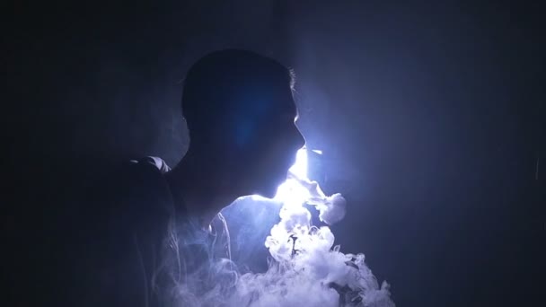 Knappe man Rookvrije vape — Stockvideo