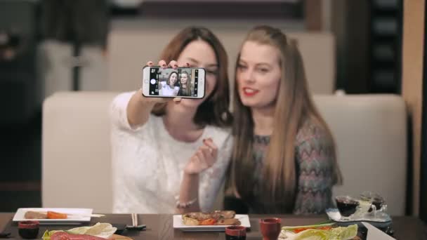 Mulheres enganando enquanto fazendo selfie — Vídeo de Stock