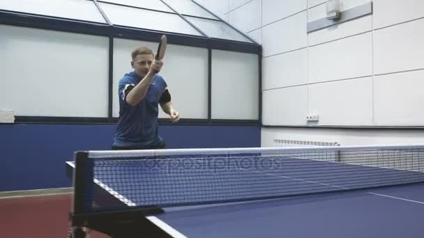 Sportlicher Mann spielt Tennis — Stockvideo