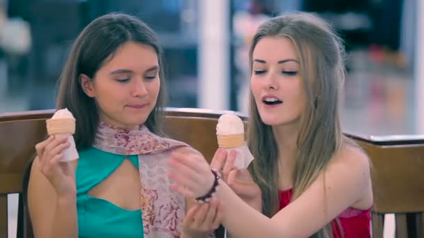 Las Chicas Comiendo Helado Las Chicas Mostrando Brazalete — Vídeo de stock