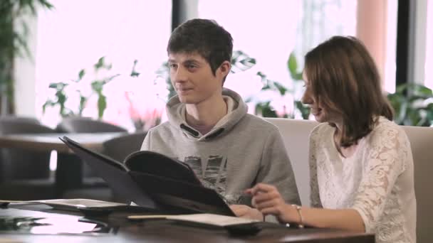 Couple inspecting menu in restaurant — Stock Video