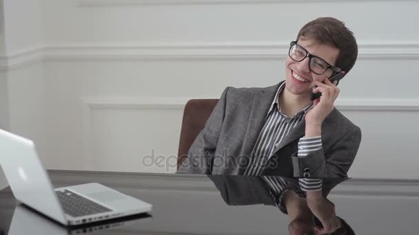 Riendo hombre hablando por teléfono . — Vídeo de stock