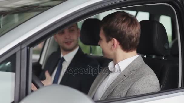 Acheteur avec vendeur de voiture — Video