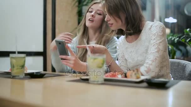 Mulheres considerando algo no smartphone — Vídeo de Stock