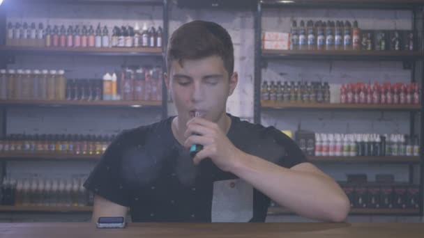 Az ember a dohányzás vape — Stock videók