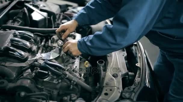 Homem mãos de inspeção de carro — Vídeo de Stock