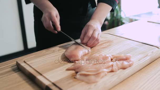 Professionele chef-kok voorbereiding van vlees — Stockvideo