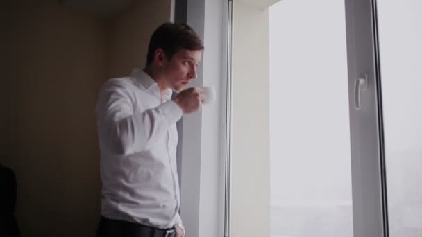 Geschäftsmann schaut durchs Fenster — Stockvideo