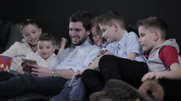 Adam Çocuklar Video Smartphone Içinde Arıyoruz Çocuklar Gülüyor Adam Gülümseyen — Stok video
