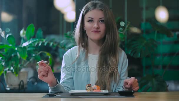 Mujer bonita disfrutando de rollos — Vídeos de Stock