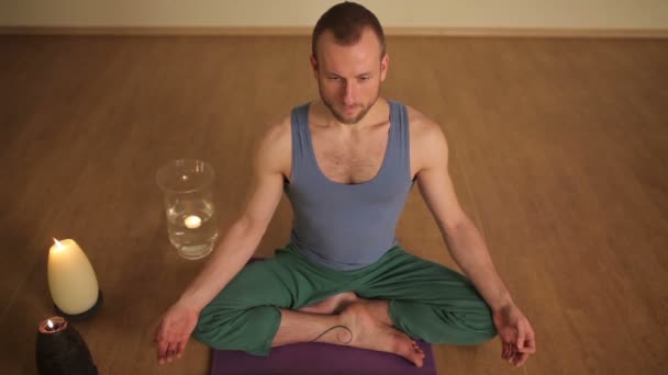 Jóképű férfi meditáció — Stock videók