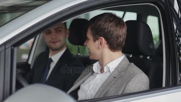 Acheteur avec vendeur de voiture — Video