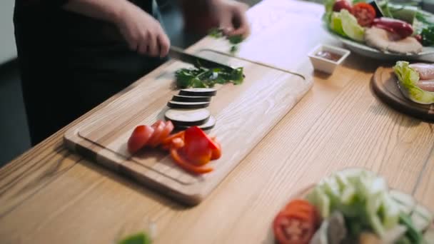 Chef-kok hakken van peterselie op snijplank — Stockvideo