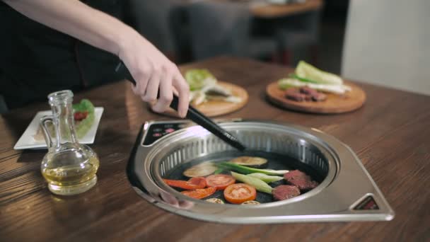 Matlagning grönsaker på grillen i köket — Stockvideo