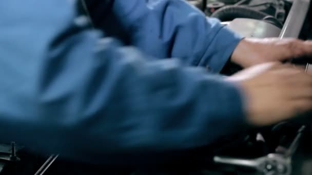 Рука людини оглядає автомобіль — стокове відео