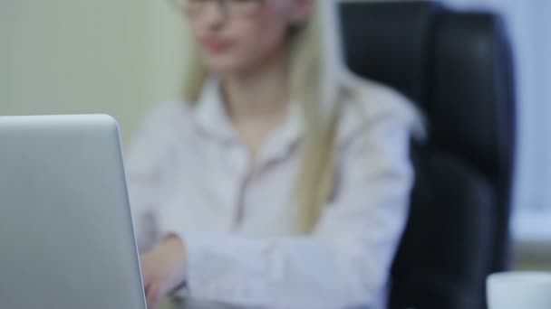 Businesswoman decided to take a break — Stock Video