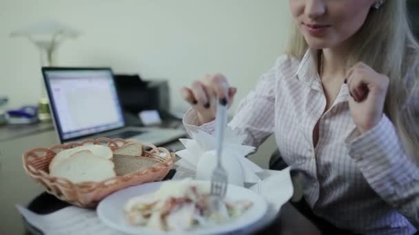 Empresaria comiendo en el lugar de trabajo — Vídeo de stock