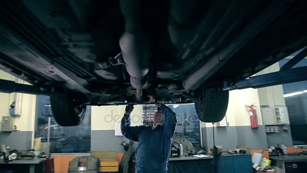 Inspección mecánica del motor del coche — Vídeo de stock