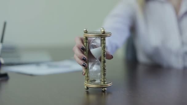 Reloj de arena en el escritorio con la mujer de negocios — Vídeo de stock