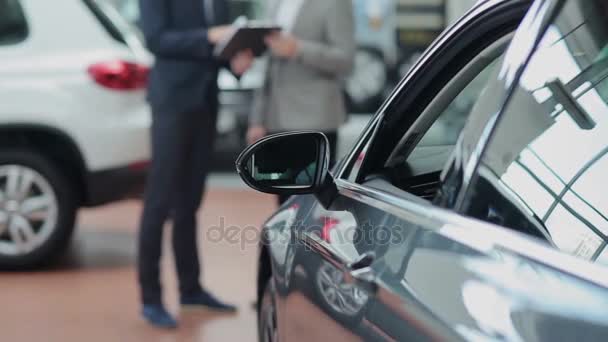 Auto und verschwommene Kunden und Verkäufer — Stockvideo