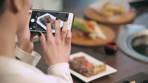 Mulher fotografando comida no restaurante — Vídeo de Stock