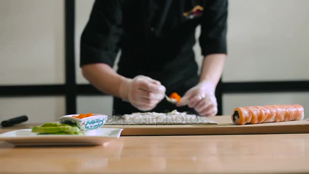 Sushi maestro cocina rollos de sushi — Vídeos de Stock