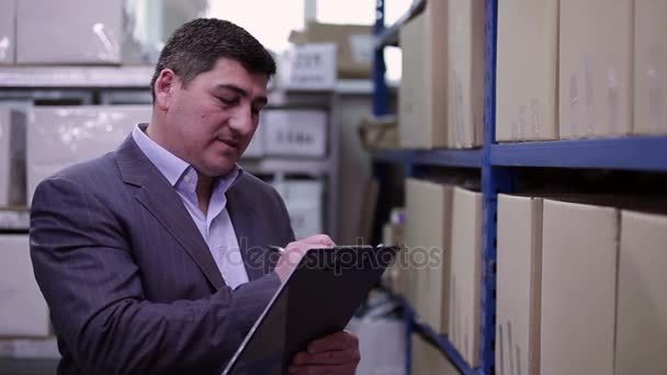 Homem inspecionar caixas — Vídeo de Stock