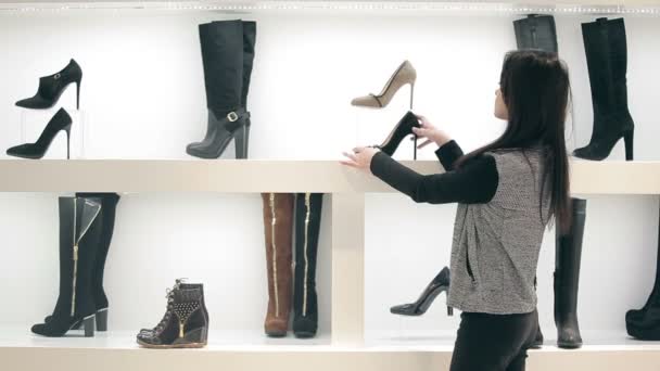 Een Meisje Kies Schoenen Winkel Tussen Twee Modellen Zwart Beige — Stockvideo
