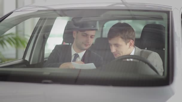 Acheteur et vendeur discutant voiture — Video