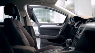 Müşteri inceleme araba iç. Adam bir araba bir satıcıdan satın alma. Potansiyel müşteri olarak araba satın alma bir araba Bayilik.