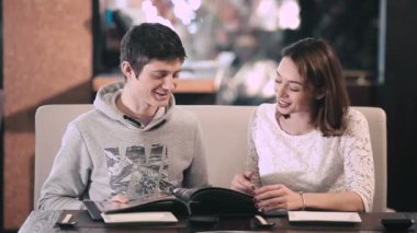 Restoranda yemekler seçme Çift