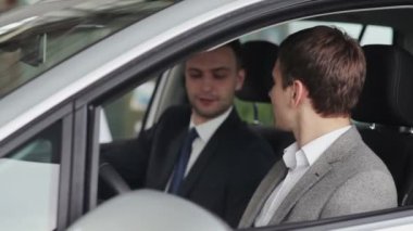 Araba satıcı ile alıcı 