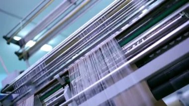 dokuma tezgah üzerinde.