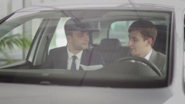 Alıcı ve satıcı araba tartışıyor