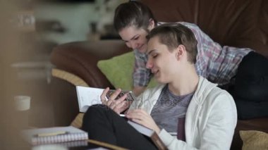 Öğrenciler izlerken telefonu yayında.