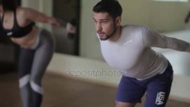 insanlar dumbbells ile egzersizleri yapıyor