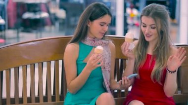 Kızlar alışveriş merkezinde bir selfie olun. Oynama ve gülümseyen genç kızlar