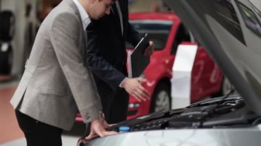 İstemci teftiş yapan araba motoru