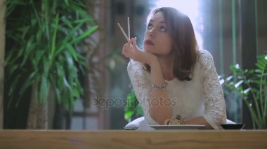 Kadında Japon restoranı. 